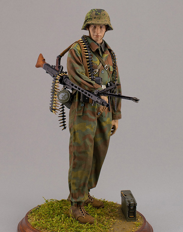 Figures: SS Hitlerjugend div. machine gunner. Normandy, June 1944 Figures: SS Hitlerjugend div. machine gunner. Normandy, June 1944