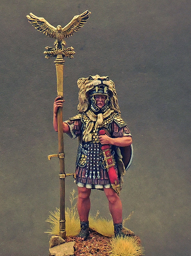 Figures: Aquilifer of Roman legion