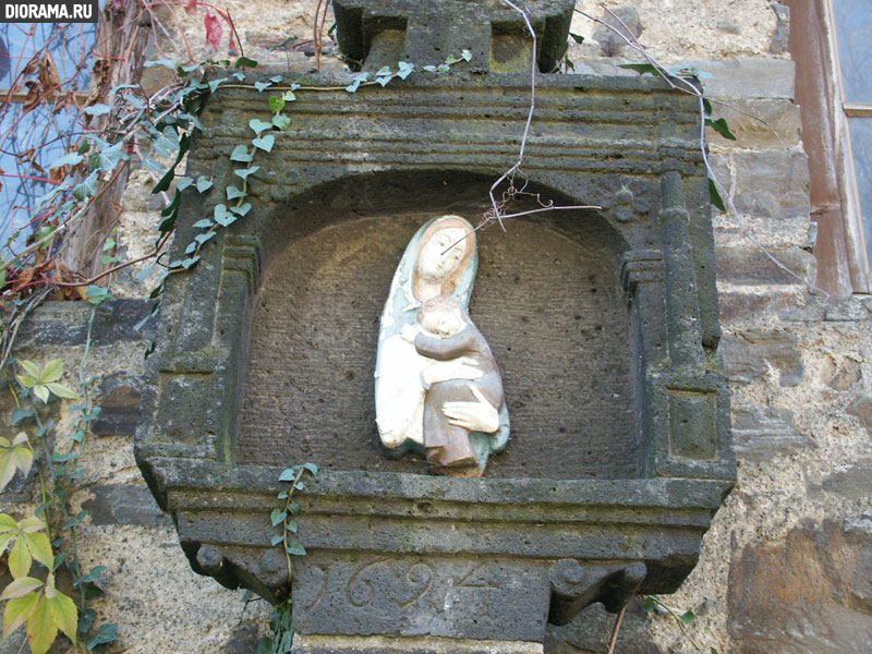 Street altar with Madonna icon, 1694, Burgbrohl, West Germany (Library Diorama.Ru)