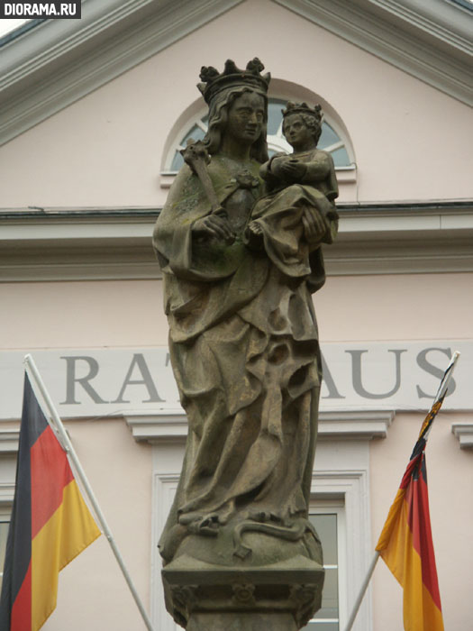 Fountain with statue of Jesus and child,  (Library Diorama.Ru)