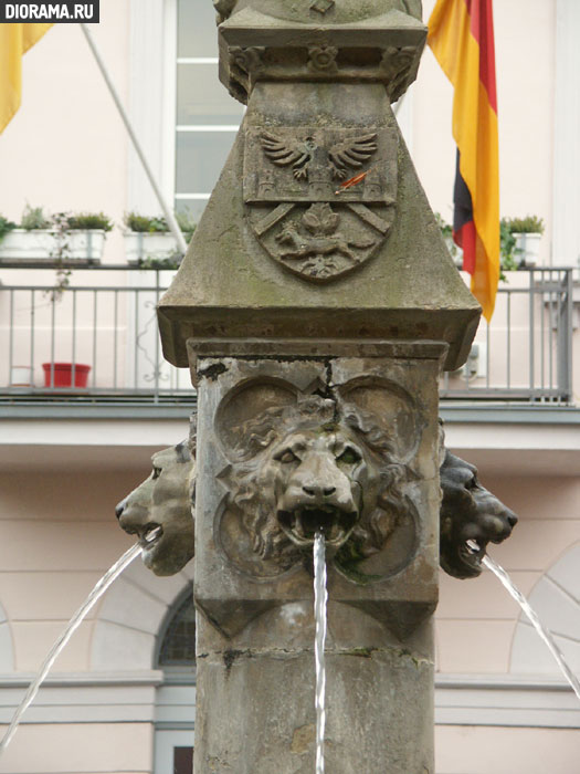 Fountain with statue of Jesus and child,  (Library Diorama.Ru)