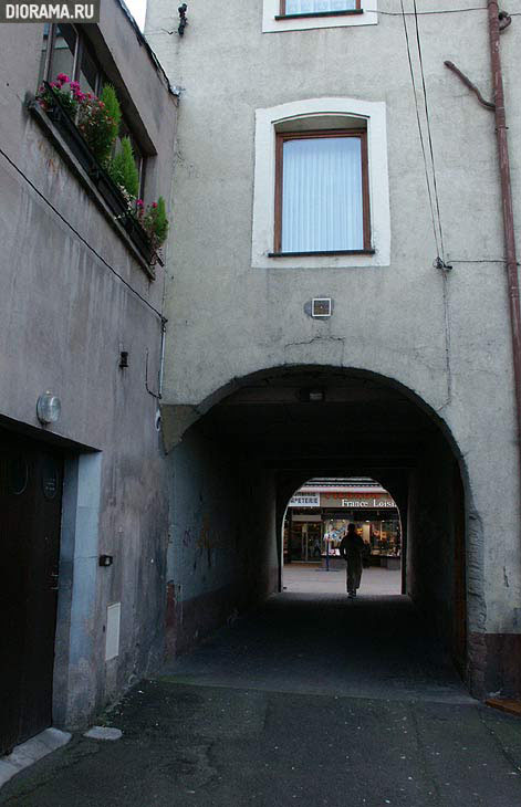 Apartment house wall, Sarreguemines, Lorraine, France (Library Diorama.Ru)